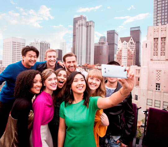 LG전자가 올해 1분기 미국 스마트폰 시장에서 730만대의 스마트폰을 출하하며 역대 최고인 20.0%의 시장 점유율을 기록했다. 이는 지난달 7일 북미 시장에 출시된 회사의 새 전략 스마트폰 G6가 포함되지 않은 수치다. 사진은 지난달 7일 회사 모델이 G6의 북미시장 출시를 알리고 있는 모습. <LG전자 제공>